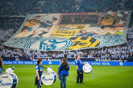 Bundesliga: Schalke 04 - Hamburger SV - Am 33. Spieltag der Saison 2016/2017 feiern die Schalker Fans mit der größten Choreo der Vereinsgeschichte die 'Eurofighter' von 1997.