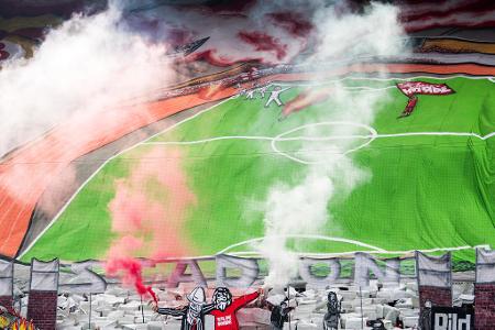 Bundesliga: Köln - Dortmund - Die Anhänger des 1. FC Köln würdigen das alte Müngersdorfer Stadion.