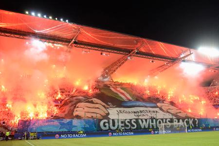 Champions League: Legia - BVB - Legia ist zurück auf der internationalen Bühne! Zum Auftakt gegen den BVB brannte deshalb der ganze Block.