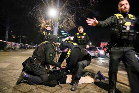 Bei dem Festgenommenen handelt es sich um einen 19 Jahren alten anerkannten Asylbewerber aus Syrien.