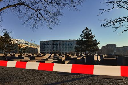 Am Samstagmorgen war der Bereich um das Holocaust-Mahnmal weiter abgesperrt.