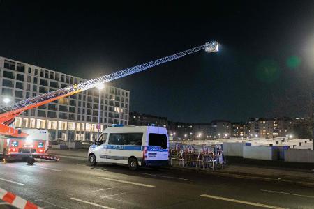 Nach dem Angriff am Freitagabend sucht die Polizei den Tatort ab.