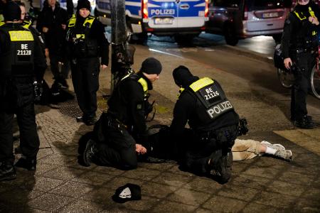 Beamte nehmen 19-jährigen Tatverdächtigen fest - ein anerkannter Flüchtling aus Syrien, der seit 2023 in Sachsen gelebt hat.