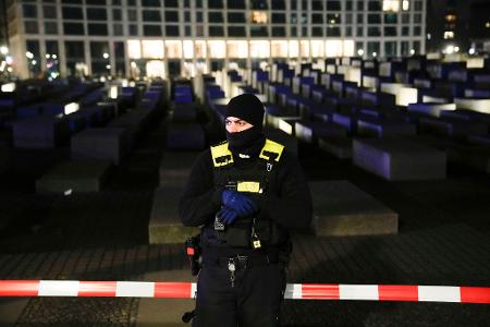 Die Polizei sichert den Tatort.