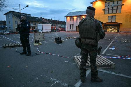 Nach Polizeiangaben griff der Täter bei einem Markt an.