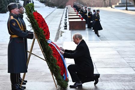 Kremlchef Wladimir Putin hat an die Gefallenen russischer Kriege erinnert und den Streitkräften neue und moderne Waffen in Aussicht gestellt. 