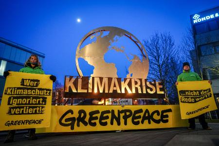 Greenpeace fordert von Merz, an Heizungsgesetz und Verbrenner-Aus festzuhalten. Greenpeace fordert von Merz, an Heizungsgesetz und Verbrenner-Aus festzuhalten.