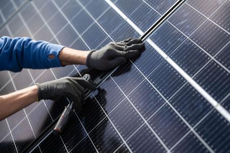 Der Einsatz von Sonnenenergie an Wohngebäuden soll dazu beitragen, den Verbrauch fossiler Brennstoffe in Deutschland deutlich zu reduzieren. Der Einsatz von Sonnenenergie an Wohngebäuden soll dazu beitragen, den Verbrauch fossiler Brennstoffe in Deutschland deutlich zu reduzieren.