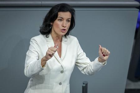Beste Chancen auf einen Kabinettsposten werden außerdem der früheren Digital-Staatsministerin im Kanzleramt, Dorothee Bär, zugeschrieben, die das Forschungsministerium übernehmen könnte. Ob Bayerns Landwirtschaftsministerin Michaela Kaniber nach Berlin wechselt und dort das Agrarressort übernimmt oder jemand aus der Landesgruppe im Bundestag, ist noch offen.