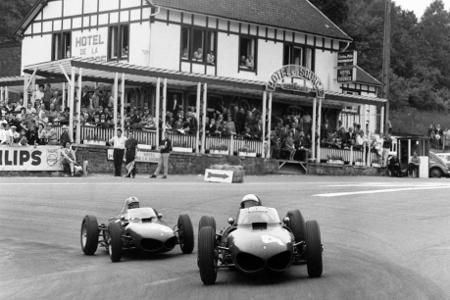 Wolfgang Berghe von Trips vs. Phil Hill - Tragisch geht es 1961 zu: Wolfgang Berghe von Trips dominiert die Saison und muss von den letzten beiden Läufen nur noch einen gewinnen. Teamkollege und Freund Phil Hill und von Trips liefern sich packende Duelle auf der Strecke. In Monza kommt es schließlich zu einem der schlimmsten Unfälle der Formel-1-Geschichte. Von Trips verunglückt tödlich, 15 weitere Menschen sterben. Hill wird später Weltmeister.