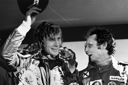 Niki Lauda vs. James Hunt - Vom Typ her könnten Niki Lauda und James Hunt unterschiedlicher nicht sein. 1976 erreicht die Rivalität des akribischen Österreichers und des extrovertierten Lebemanns ihren Höhepunkt. Lauda gewinnt vier der ersten acht Rennen, verunglückt dann aber schwer am Nürburgring und fällt zunächst aus. Nach seinem Blitz-Comeback spitzt sich das Duell weiter zu - mit dem besseren Ende für Hunt.