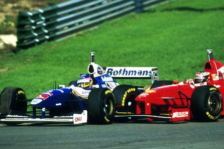 Michael Schumacher vs. Jacques Villeneuve - Drei Jahre später riskiert Schumacher - mittlerweile im Ferrari - gegen Williams-Mann Jacques Villeneuve erneut einen Crash beim WM-Showdown. Diesmal endet der Unfall aber im Fiasko: Villeneuve fährt weiter und wird Dritter in Jerez. Schumi scheidet aus und fliegt anschließend aus der WM-Wertung. Jahre später entschuldigt sich die Formel-1-Legende beim kanadischen Kontrahenten für das Manöver.
