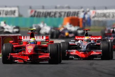 Felipe Massa vs. Lewis Hamilton - 2008 sieht Massa vor heimischer Kulisse in Brasilien bereits wie der sichere Weltmeister aus, als Hamilton in der letzten Kurve ein unfassbares Überholmanöver gegen Timo Glock auspackt und noch auf Rang führ vorfährt. Der Brite sichert sich mit einem Punkt Vorsprung den Titel, Massa versinkt im Tal der Tränen - und kann später nie wieder an seine Gala-Form dieses Jahres anknüpfen.