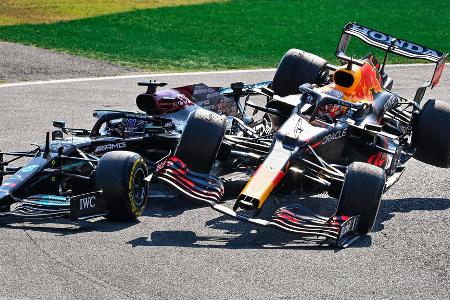 Max Verstappen vs. Lewis Hamilton - In der Saison 2021 gibt es mit Red Bull wieder ein Team, das Mercedes Paroli bieten kann - und prompt entwickelt sich zwischen Max Verstappen und Lewis Hamilton eine der intensivsten Rivalitäten der letzten Jahre. Die Kontrahenten schenken sich auf der Strecke nichts und kollidieren mehrfach miteinander. In Silverstone schießt Hamilton den Niederländer ab, in Monza ist es dann Verstappen, der seinen Rivalen in der ersten Kurve rammt.