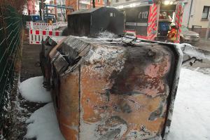 Zwei Container geraten in Brand - Zeugen gesucht