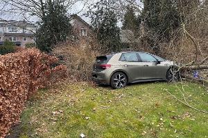 +++Pressemitteilung des PK Bad Zwischenahn: Gaspedal mit Bremspedal verwechselt, Hecke durchbrochen, Pkw beschädigt+++
