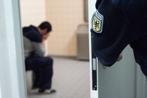 Für über 500 Tage ins Gefängnis / Syrer setzt sich nach Verurteilung offenbar ins Ausland ab