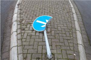 ++ Unfallzeugen gesucht: Unbekannter beschädigt Verkehrszeichen ++ Mit Alkohol am Steuer: Zevener Polizei stoppt Autofahrer ++