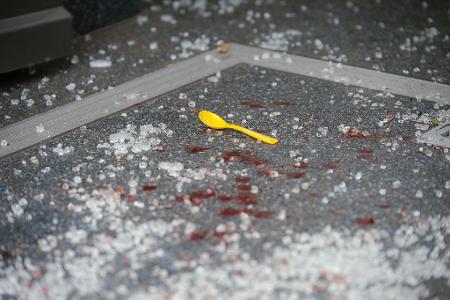 Die Spuren eines schweren Unfalls: Mehrere Menschen wurden dabei verletzt, auch Kinder. Die Spuren eines schweren Unfalls: Mehrere Menschen wurden dabei verletzt, auch Kinder.