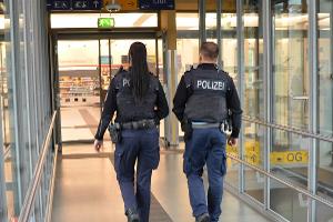 Hauptbahnhof Regensburg: Betrunkener belästigt zwei Frauen sexuell