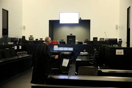 Für den Prozess mit einer großen Zahl von Beteiligten wurde in der Provinzstadt Vannes in der Nähe des Gerichtsgebäudes ein weiteres Gebäude für die Übertragung der Verhandlung hergerichtet.