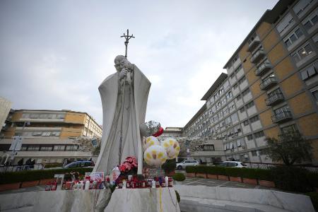 Vor der Gemelli-Klinik in Rom versammeln sich immer wieder Gläubige zum Gebet für den kranken Papst.