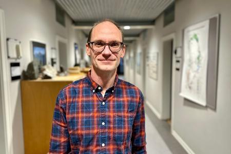 Der Mineralforscher Jakob Kløve Keiding steht in seinem Institut Geus.