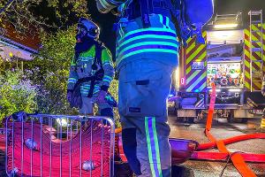 Brand in Flüchtlingsunterkunft: Feuerwehr löscht brennendes Sofa