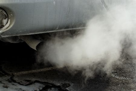 Auspuff eines Autos mit Abgasen