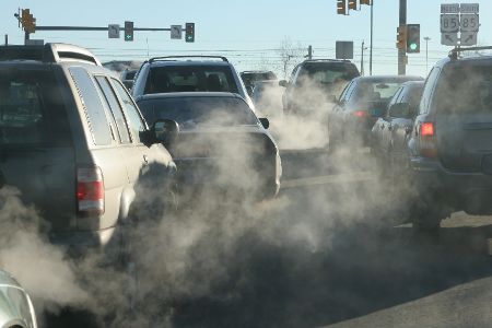 Autoabgase im Stau