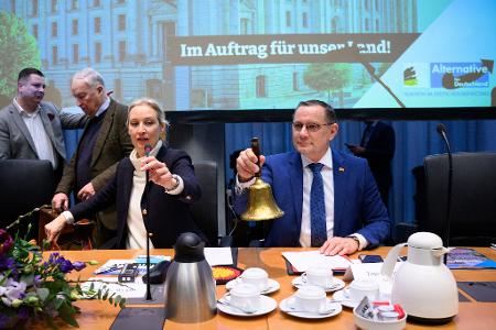 Die Fraktionschefs Alice Weidel und Tino Chrupalla eröffnen die erste AfD-Fraktionssitzung nach der Bundestagswahl. 