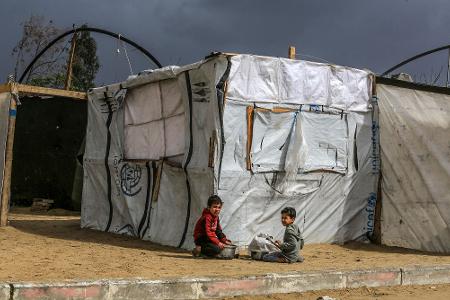 Viele Palästinenser leben im Gazastreifen in Zelten, die kaum Schutz gegen Kälte bieten. (Archivbild)