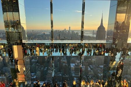 Verspiegelter Blick aufs Empire State Building.