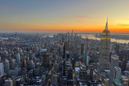 Die Nacht legt sich über New York.
