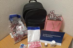 Rucksack voller rezeptpflichtiger Arzneimittel und Drogen bei Grenzkontrolle sichergestellt