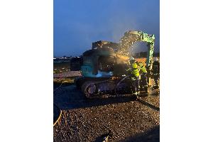 Kettenbagger brennt auf Baustelle