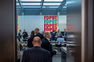 Die Abgeordneten beim Eintreffen zur wohl letzten Sitzung der aus dem Bundestag geflogenen FDP.