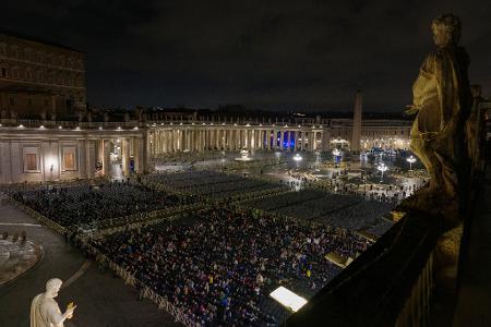 Auf dem Petersplatz wird nun jeden Abend der Rosenkranz für Franziskus gelesen.