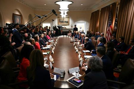 Präsident Donald Trump leitet seine erste Kabinettssitzung nach seiner Wiederwahl. 