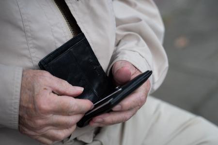 Bei vielen Rentnerinnen und Rentner wandert weniger Geld aufs Konto. (Symbolbild)