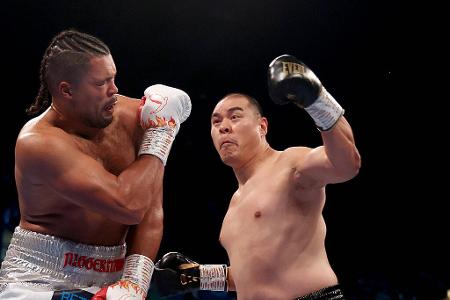 Platz 6: Zhang Zhilei (China) - 31 Kämpfe, 27 Siege, 22 durch K.o. (1 Remis) - Der 41-jährige Chinese schockte die Szene 2023 mit zwei vorzeitigen Siegen gegen Eisenkinn Joe Joyce, knallte im Juni 2024 auch Ex-Champion Deontay Wilder weg. Im Februar ging er aber gegen 'Leberking' Agit Kabayel erstmals selbst k.o.
