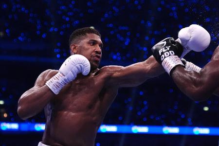 Platz 5: Anthony Joshua (Großbritannien) - 32 Kämpfe, 28 Siege, 25 durch K.o. - Der Ex-Weltmeister ging 2024 gegen Daniel Dubois in Runde fünf schwer k.o. Dabei hatte AJ zuvor betont, mit Trainer Ben Davison ein ganz neues Niveau erreicht zu haben. Davon war nichts zu sehen. Joshua muss sich wieder neu erfinden, hat aber schon angekündigt, einen weiteren WM-Anlauf zu wagen.