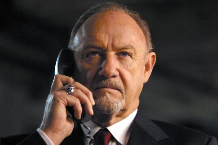 Gene Hackman telefoniert in einem Film