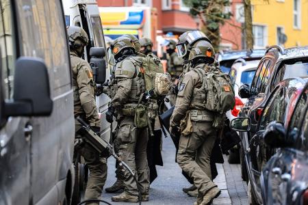 Schwer bewaffnete Sicherheitskräfte im Einsatz bei einer Durchsuchung in Hagen. Die Polizei hat einen Raubüberfall auf ein Werttransportunternehmen vereitelt.
