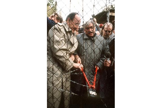 Erst 1989 fällt der sogenannte Eiserne Vorhang zwischen der Tschechoslowakei und Deutschland. Bundesaußenminister Hans-Dietrich Genscher und sein tschechischer Amtskollege Jiri Dienstbier durchschneiden am 23.12.1989 in Rozvadov den Stacheldraht. (Archivbild)