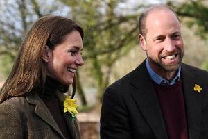 Prinz William und Prinzessin Kate gehen händchenhaltend durch Wales