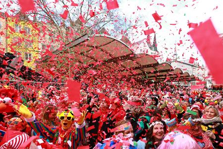 Mit der Weiberfastnacht hat am Donnerstag der Straßenkarneval begonnen. 