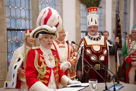 Die Kölner Oberbürgermeisterin Henriette Reker spricht im Historischen Rathaus zum Karnevalsauftakt. Die Kölner Oberbürgermeisterin Henriette Reker spricht im Historischen Rathaus zum Karnevalsauftakt.