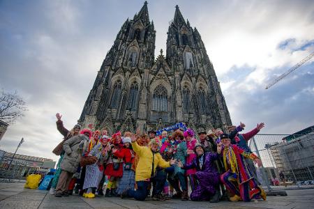 Der Kölner Karneval zieht auch viele Besucher aus dem Ausland an - hier eine Gruppe von Niederländern.