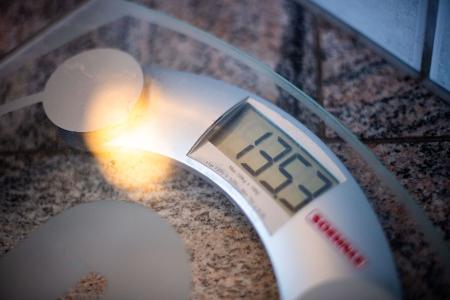 Ab einem Body-Maß-Index von 30 sprechen Medizinerinnen und Mediziner von Adipositas. Diese Definition ist aber umstritten, weil sie die Verteilung von Körperfett nicht mit einbezieht. 